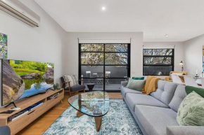 Beautiful 2-Storey Unit with Balcony near Smith St